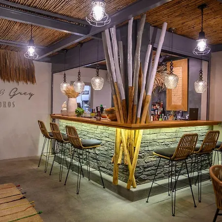 White And Grey شقة