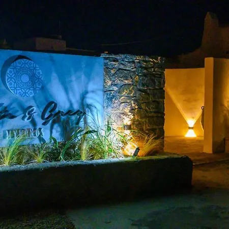 White And Grey شقة *